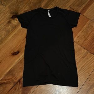 LULULEMON SIZE 6 BLACK SHORT SLEEVE SHIRT
